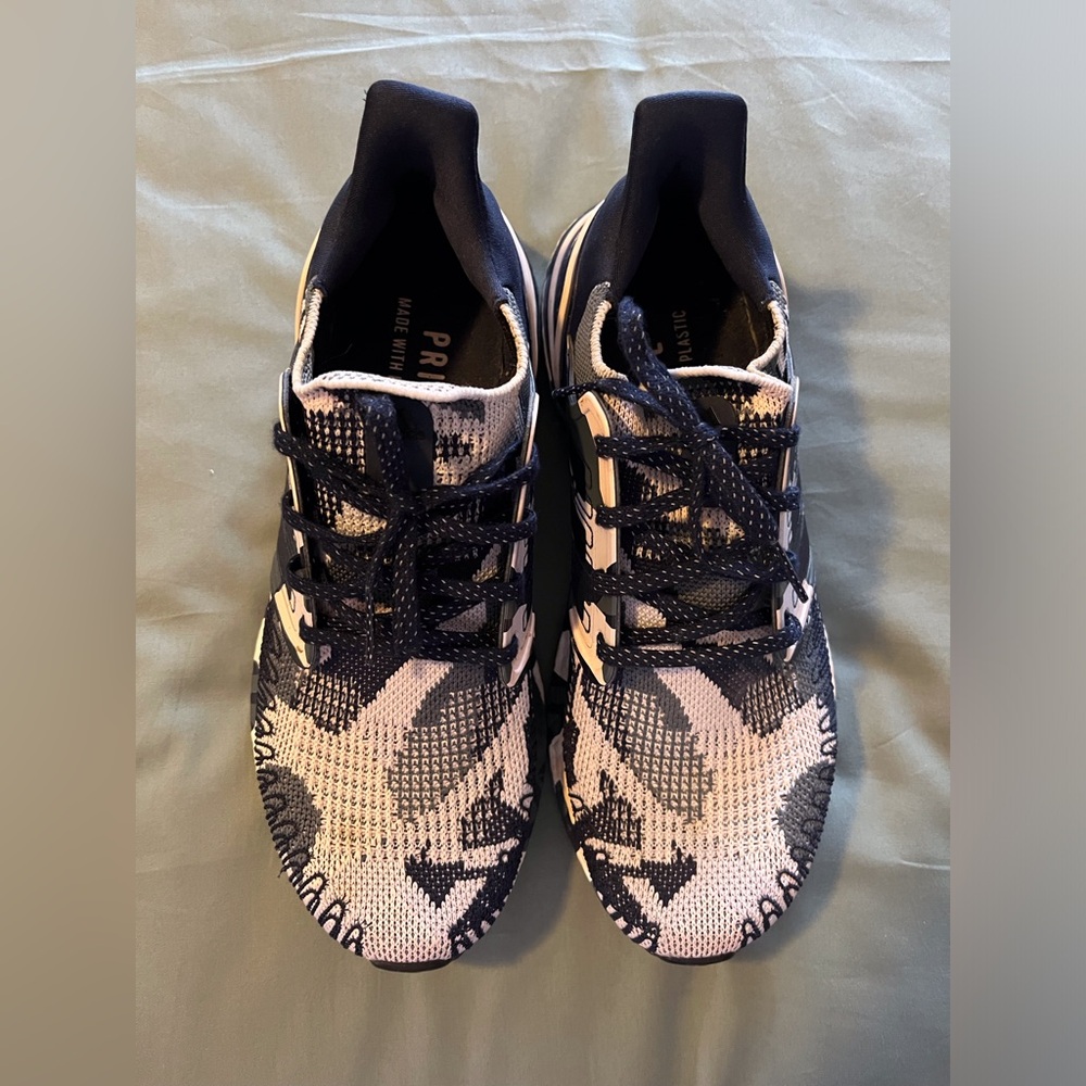Adidas women’s Primeblue Ultraboost running sneakers size 9